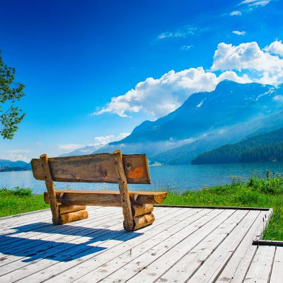 bench-with-view-of-the-mountain-lake-7D3RTPF.jpg